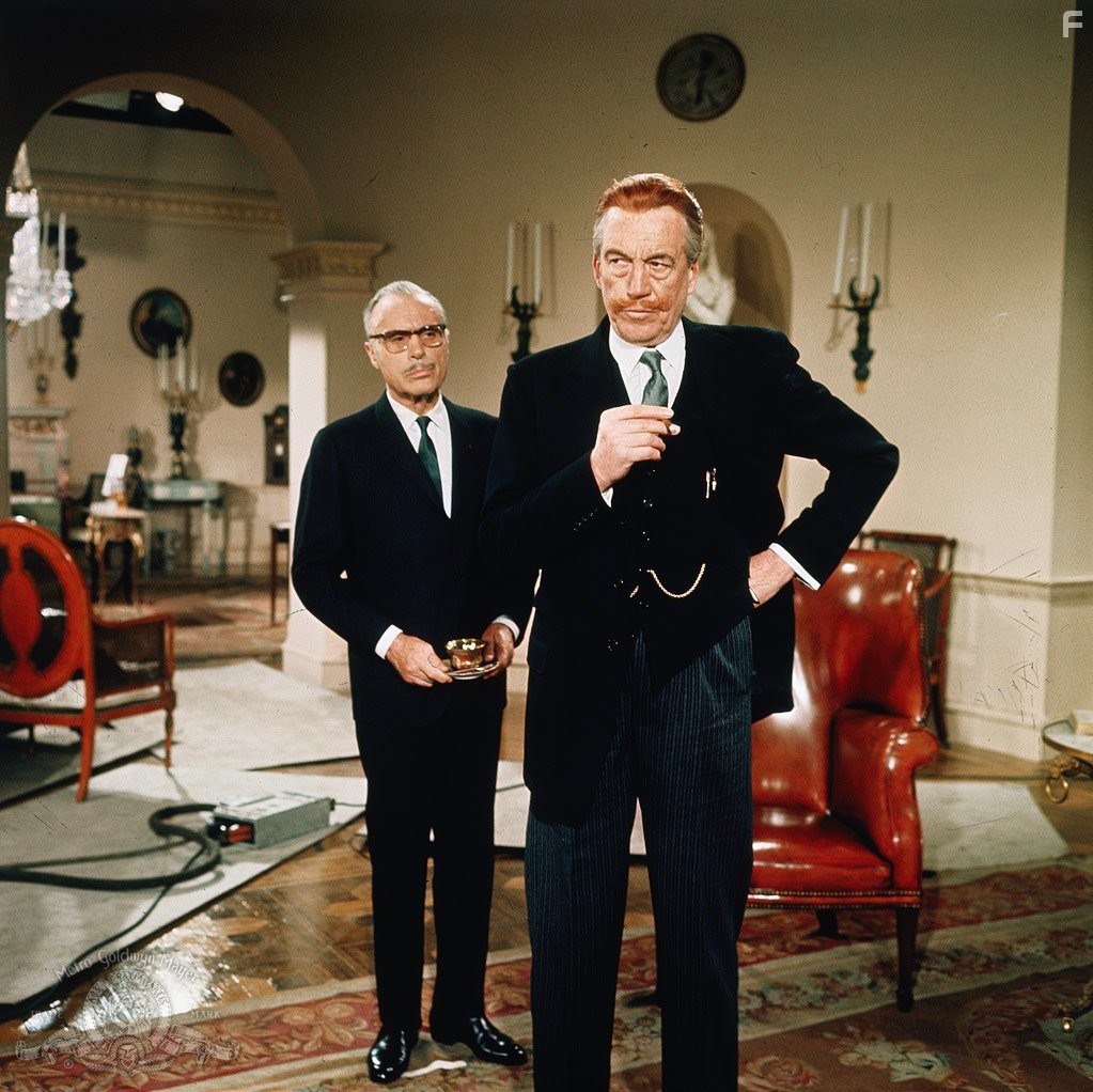 Charles Boyer and John Huston in Казино Рояль (1967)