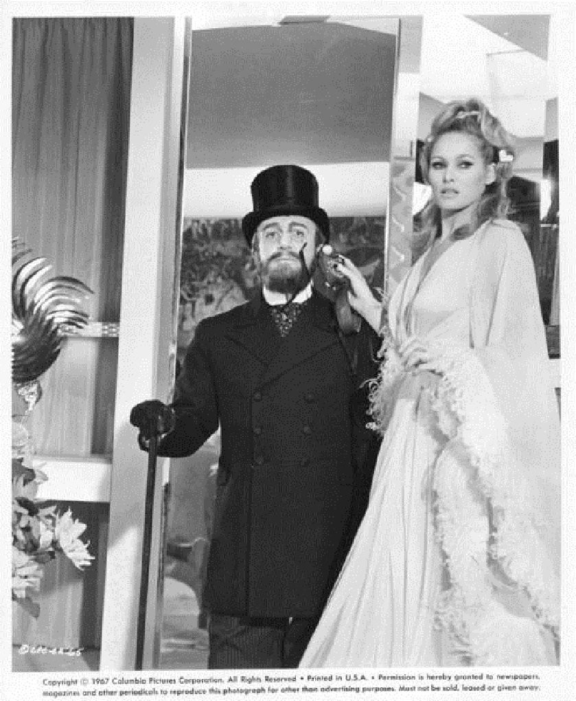 Ursula Andress and Peter Sellers in Казино Рояль (1967)