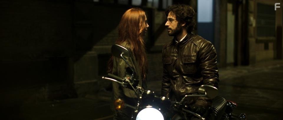 Hugo Silva and Aura Garrido in Тело (2012)