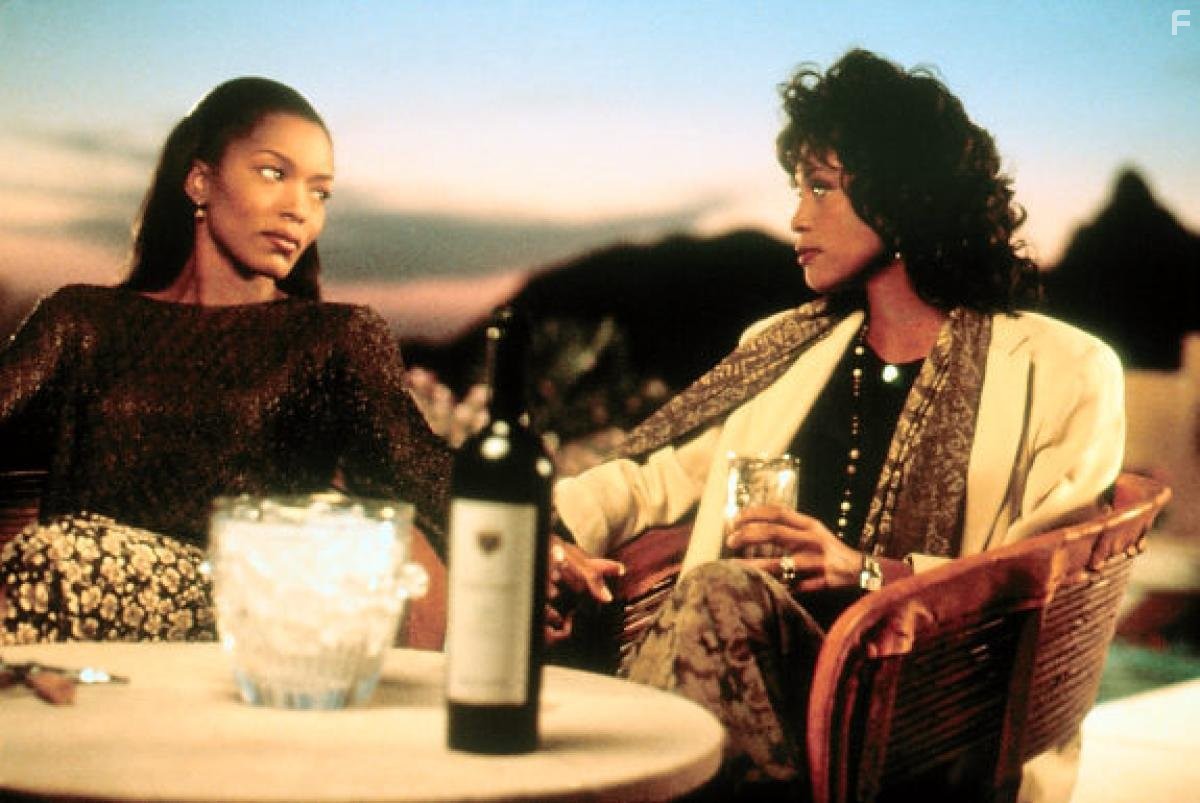 Angela Bassett and Whitney Houston in В ожидании выдоха (1995)
