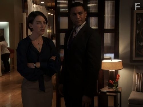 Harry Lennix and Olivia Williams in Кукольный дом (2009)