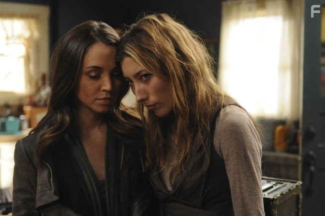 Eliza Dushku and Dichen Lachman in Кукольный дом (2009)
