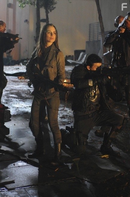 Eliza Dushku and Enver Gjokaj in Кукольный дом (2009)