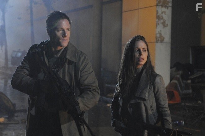 Eliza Dushku and Tahmoh Penikett in Кукольный дом (2009)