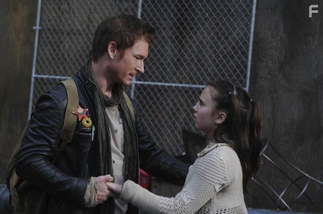 Zack Ward and Adair Tishler in Кукольный дом (2009)