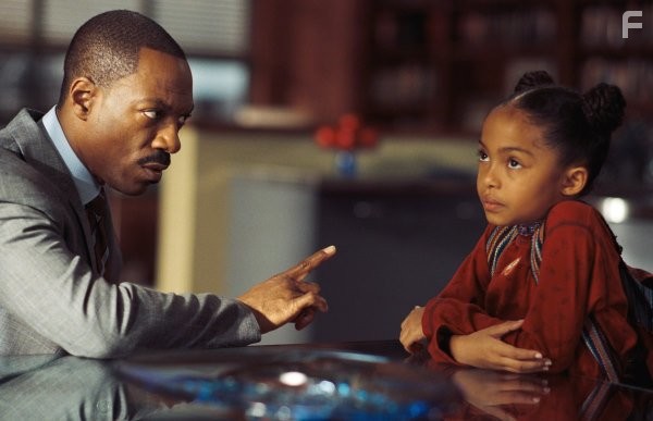 Eddie Murphy and Yara Shahidi in Представь себе (2009)