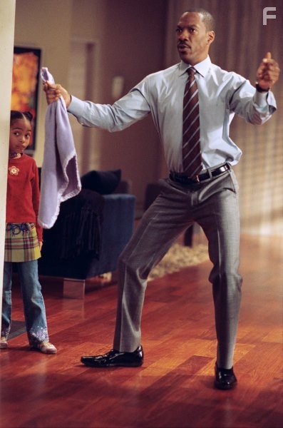 Eddie Murphy and Yara Shahidi in Представь себе (2009)