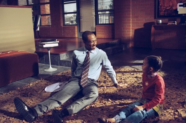 Eddie Murphy and Yara Shahidi in Представь себе (2009)