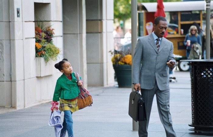 Eddie Murphy and Yara Shahidi in Представь себе (2009)