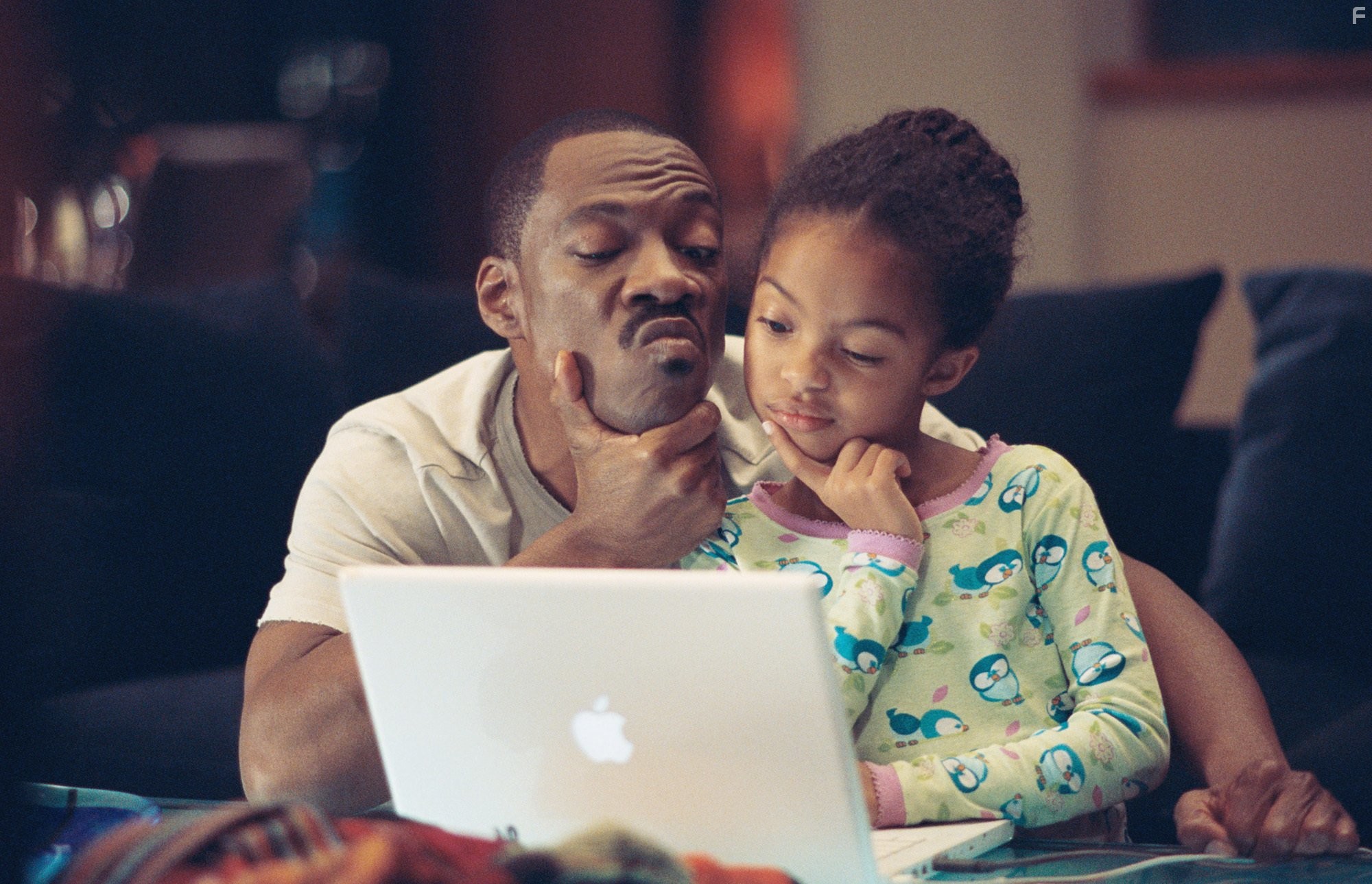 Eddie Murphy and Yara Shahidi in Представь себе (2009)