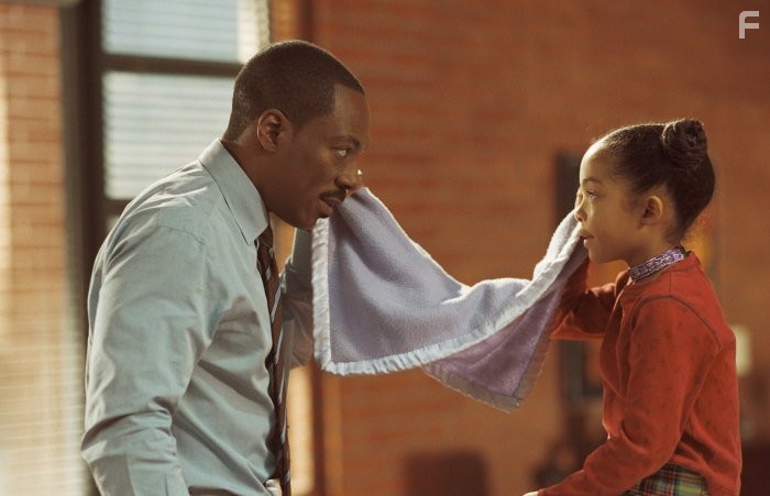 Eddie Murphy and Yara Shahidi in Представь себе (2009)