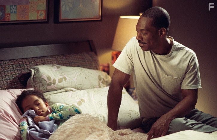 Eddie Murphy and Yara Shahidi in Представь себе (2009)