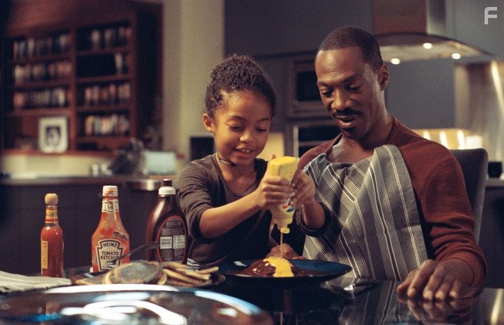 Eddie Murphy and Yara Shahidi in Представь себе (2009)