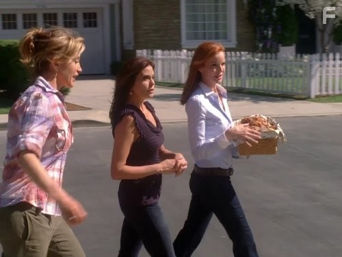 Teri Hatcher, Felicity Huffman, and Marcia Cross in Отчаянные домохозяйки (2004)