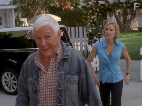 Orson Bean and Felicity Huffman in Отчаянные домохозяйки (2004)