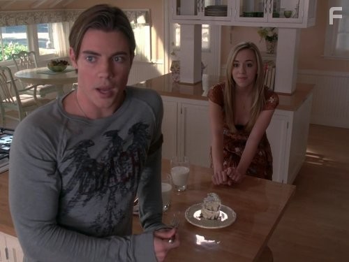 Andrea Bowen and Josh Henderson in Отчаянные домохозяйки (2004)