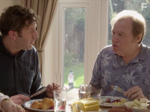 Michael McKean and Chris O'Dowd in Семейное древо (2013)