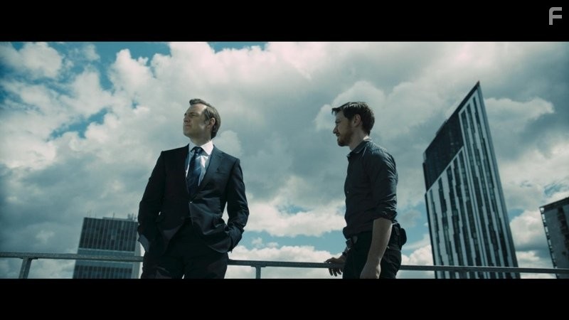 James McAvoy and David Morrissey in Добро пожаловать в капкан (2013)