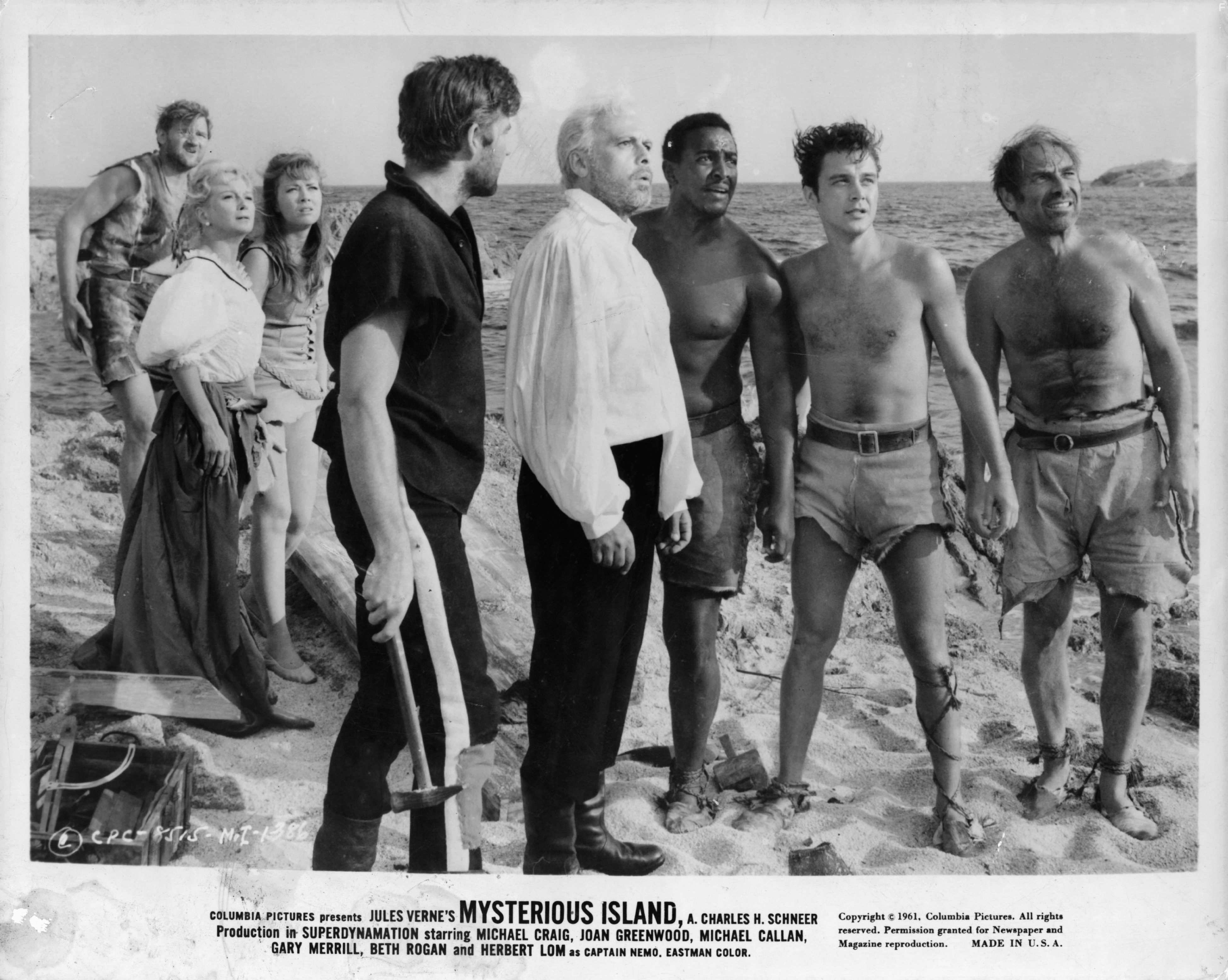 Herbert Lom, Michael Callan, Michael Craig, Joan Greenwood, Percy Herbert, Gary Merrill, and Beth Rogan in Остров приключений (1961)