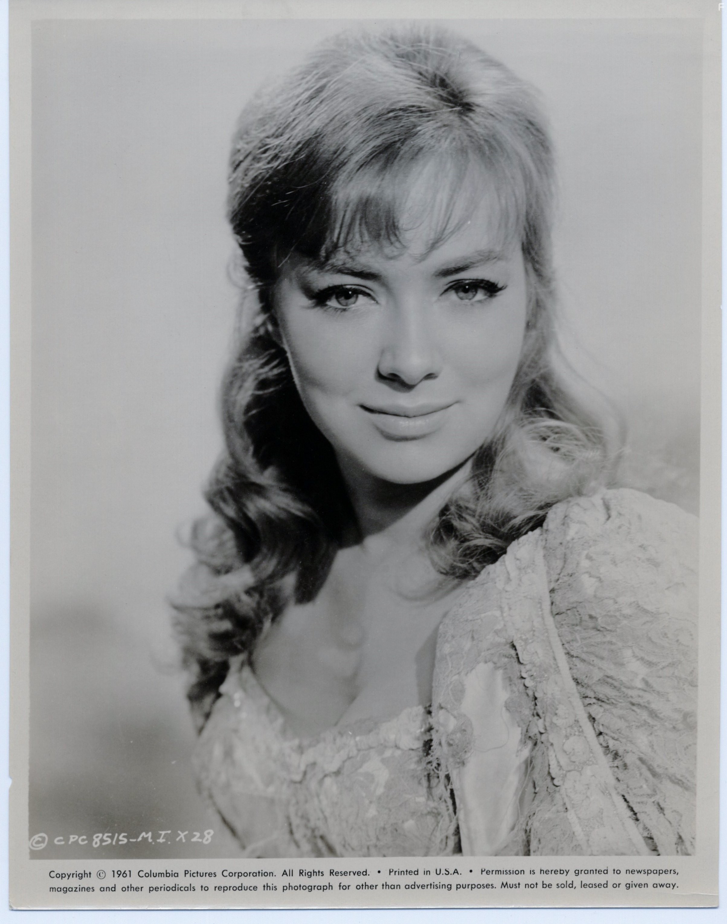 Beth Rogan in Остров приключений (1961)