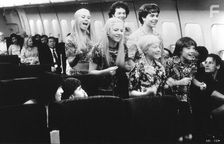 Christopher Daniel Barnes, Jennifer Elise Cox, Olivia Hack, Jesse Lee Soffer, Paul Sutera, and Christine Taylor in Семейка Брэди 2 (1996)