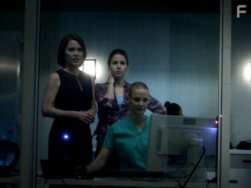 Kelli Williams and Alona Tal in Lie to Me (2009)