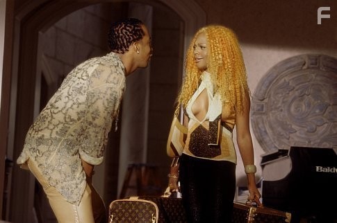 Lil' Kim and Miguel A. N??ez Jr. in Суперстар (2002)