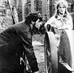 Alan Bates and Julie Christie in Вдали от безумной толпы (1967)