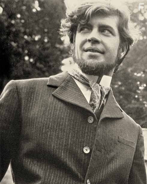 Alan Bates in Вдали от безумной толпы (1967)
