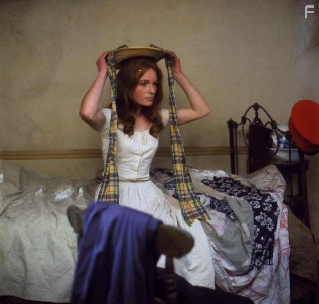 Prunella Ransome in Вдали от безумной толпы (1967)