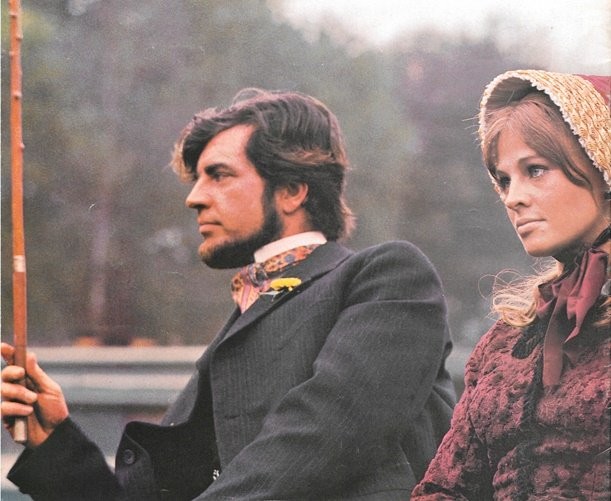 Alan Bates and Julie Christie in Вдали от безумной толпы (1967)