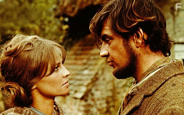 Alan Bates and Julie Christie in Вдали от безумной толпы (1967)
