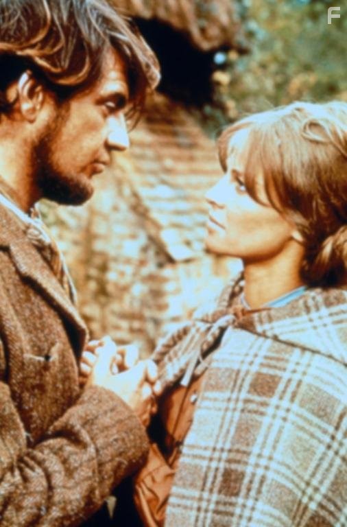 Alan Bates and Julie Christie in Вдали от безумной толпы (1967)