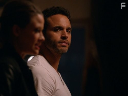 Daniel Sunjata and Scottie Thompson in Грейсленд (2013)