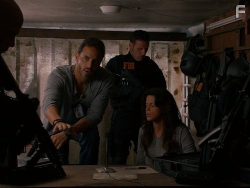 Daniel Sunjata and Vanessa Ferlito in Грейсленд (2013)