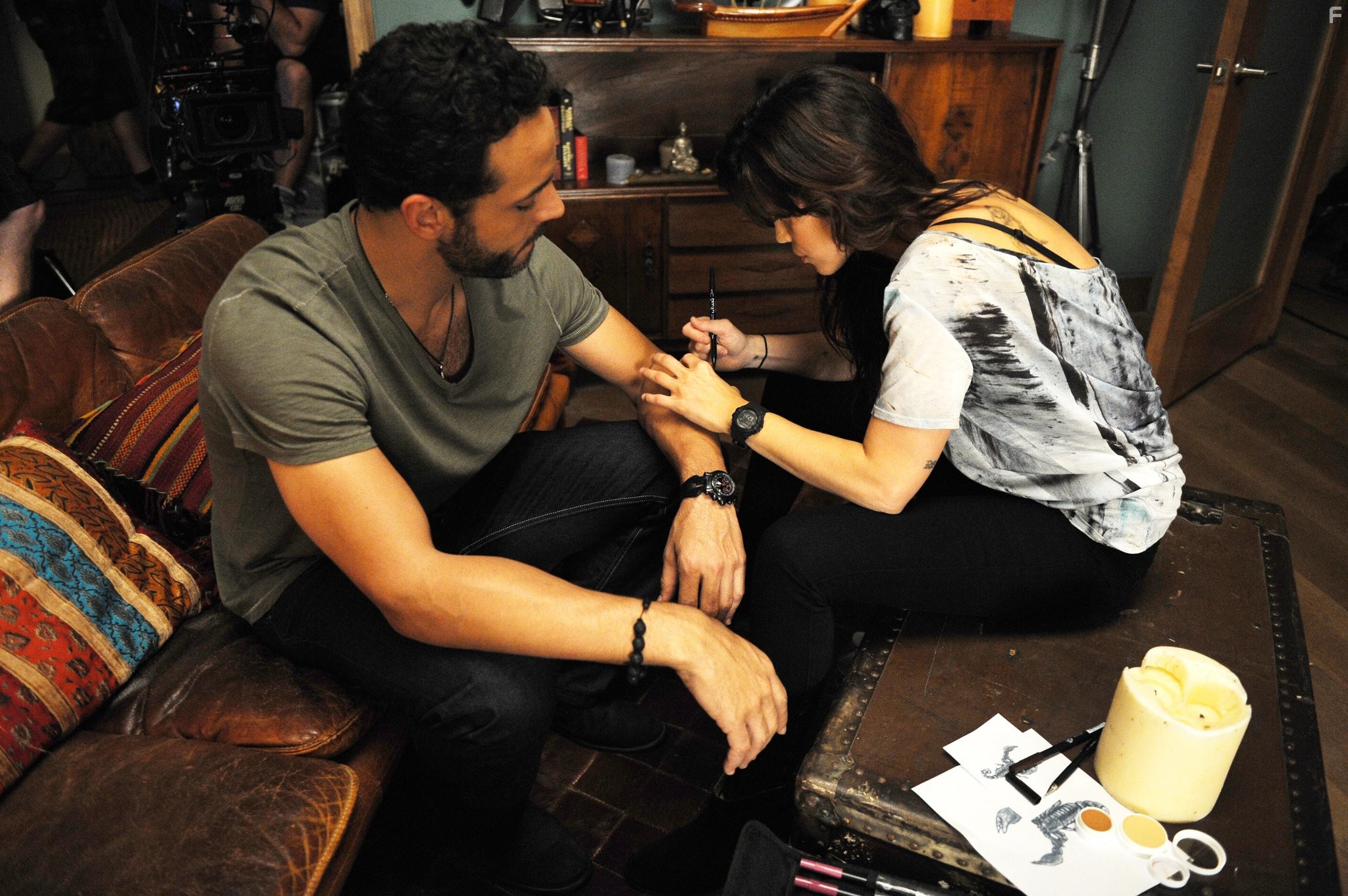 Daniel Sunjata and Vanessa Ferlito in Грейсленд (2013)