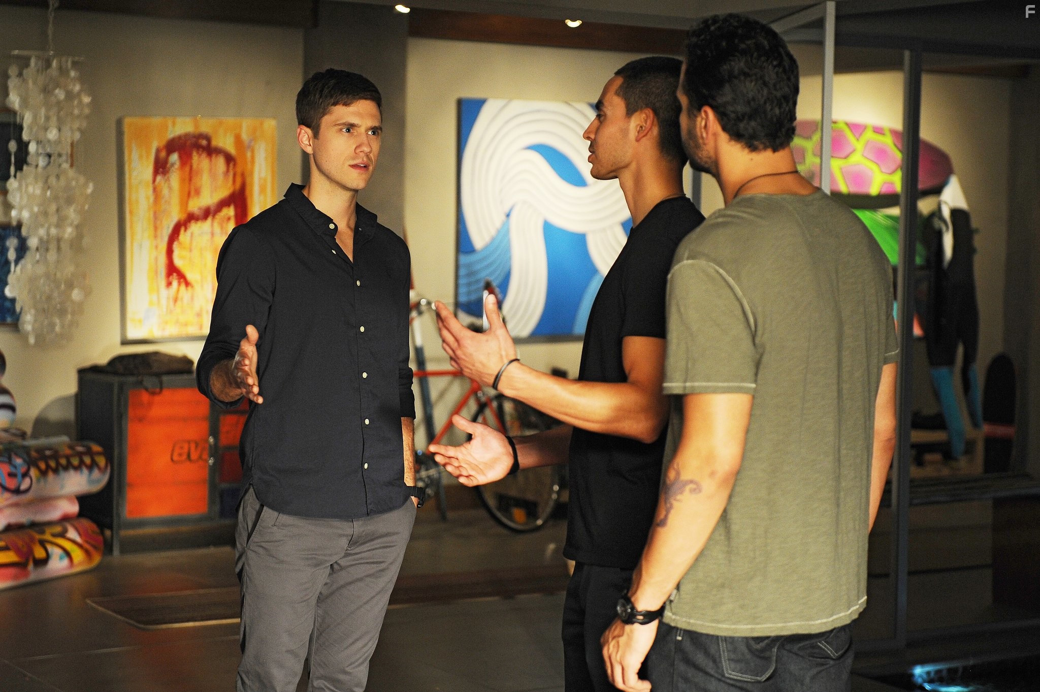 Daniel Sunjata and Aaron Tveit in Грейсленд (2013)