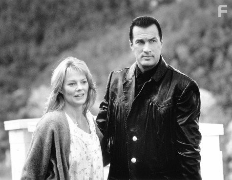 Steven Seagal and Marg Helgenberger in Огонь из преисподней (1997)