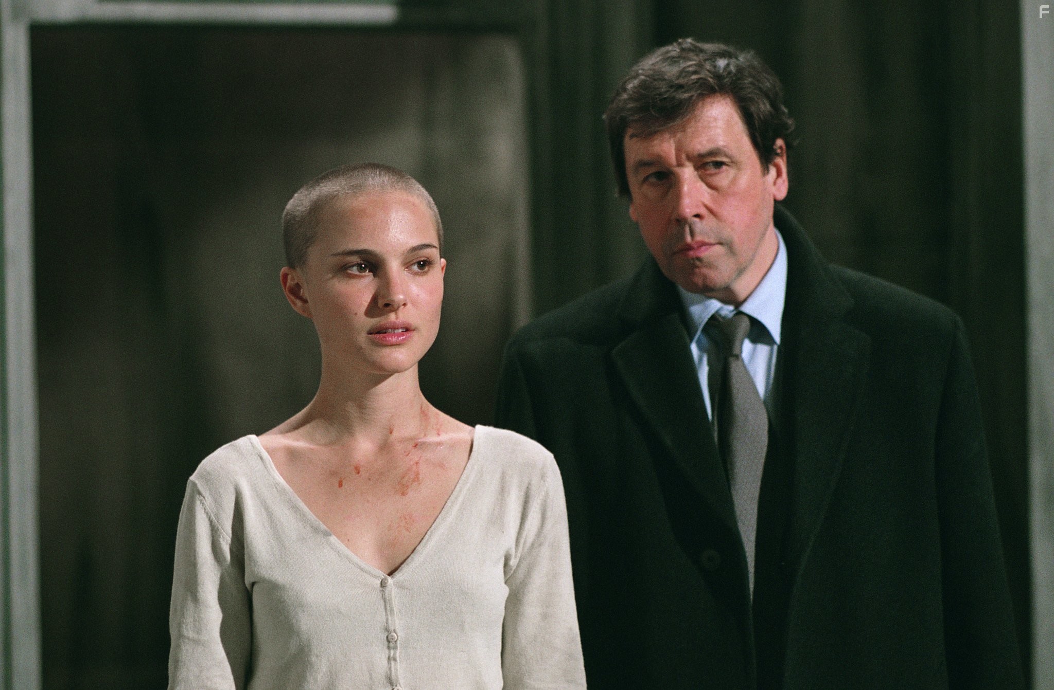 Natalie Portman and Stephen Rea in В значит Вендетта (2005)