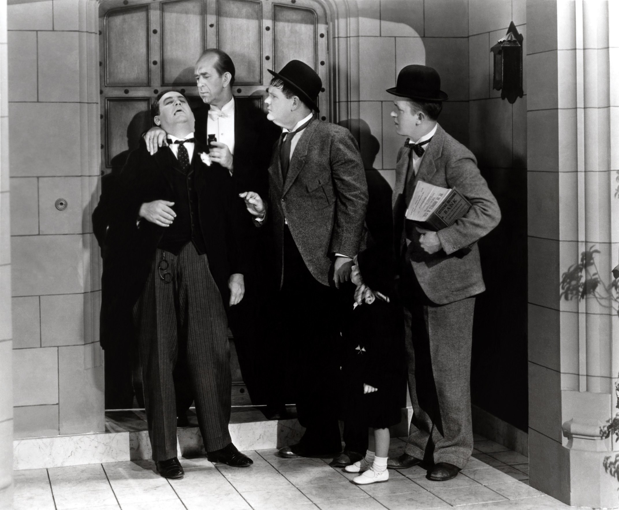 Oliver Hardy, Billy Gilbert, Al Hallett, Stan Laurel, and Jackie Lyn Dufton in Pack Up Your Troubles (1932)