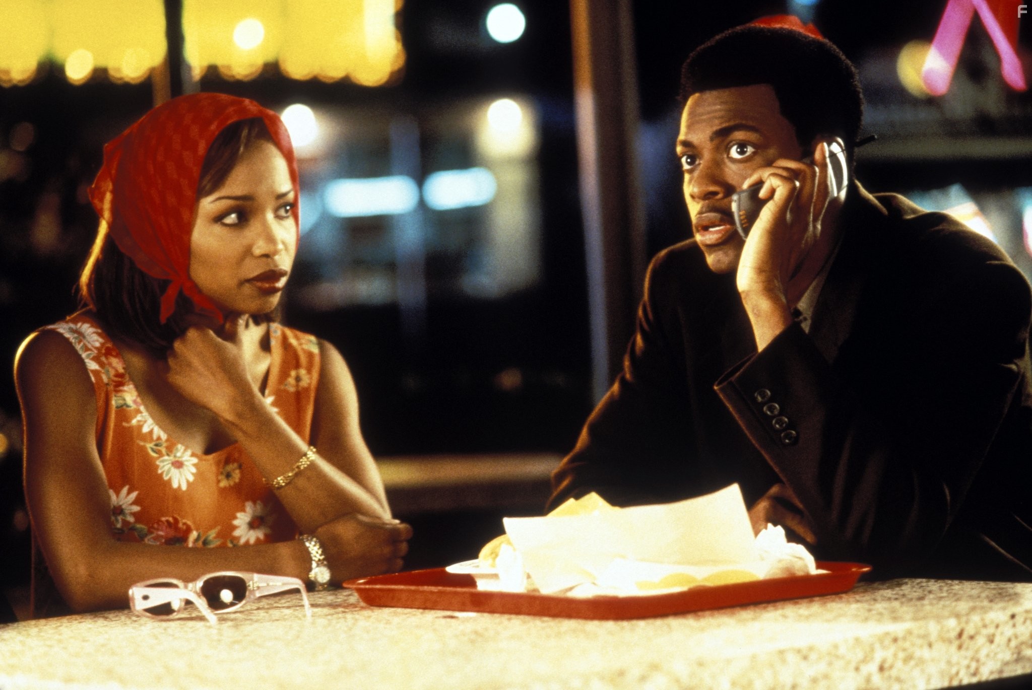 Chris Tucker and Elise Neal in Деньги решают все (1997)