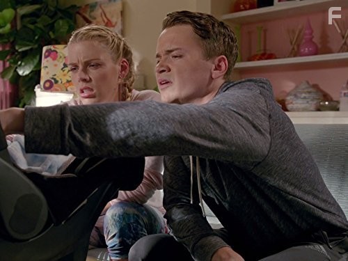 Busy Philipps and Dan Byrd in Город хищниц (2009)