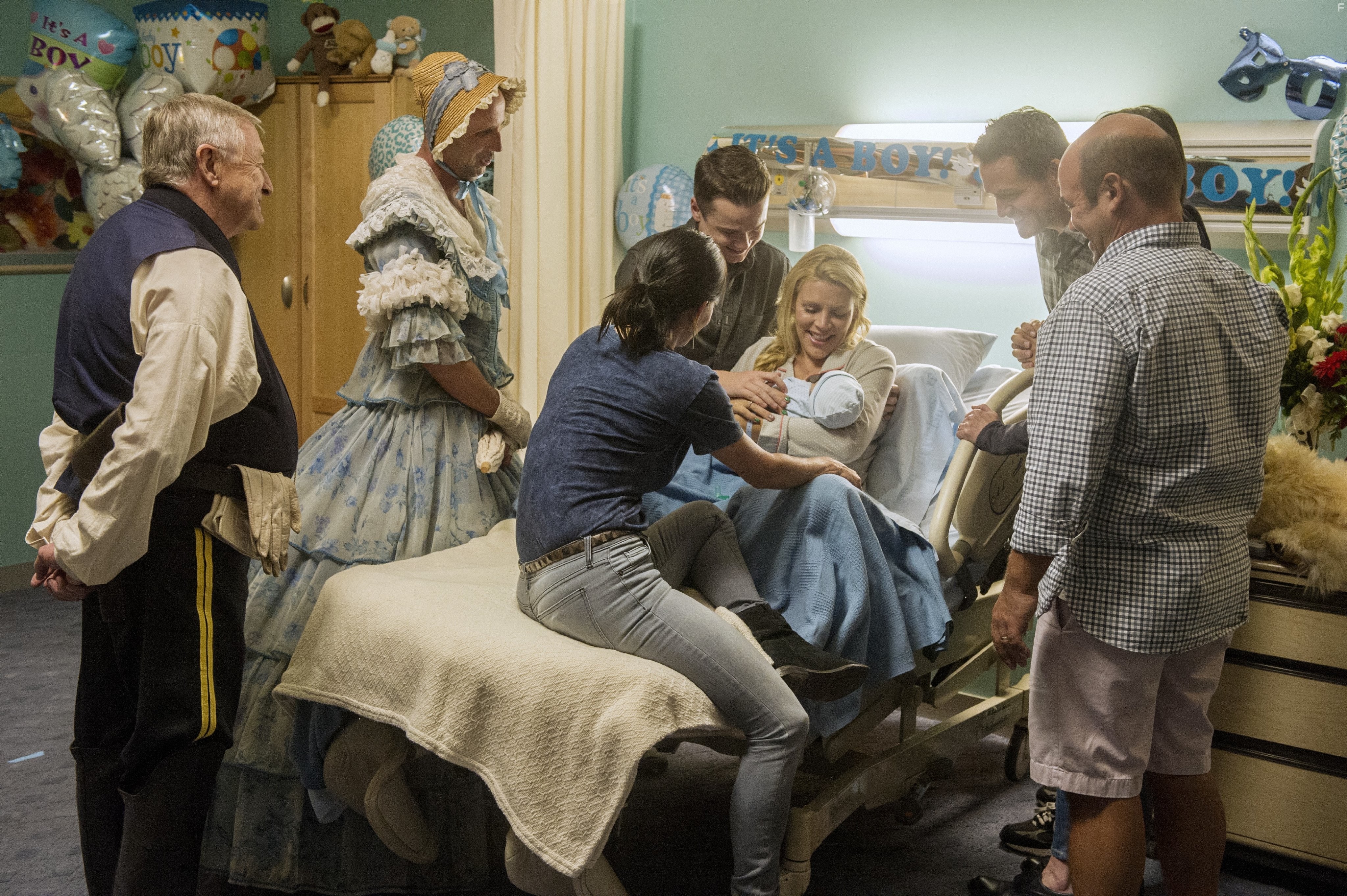 Courteney Cox, Bob Clendenin, Josh Hopkins, Busy Philipps, Dan Byrd, Ian Gomez, and Ken Jenkins in Город хищниц (2009)