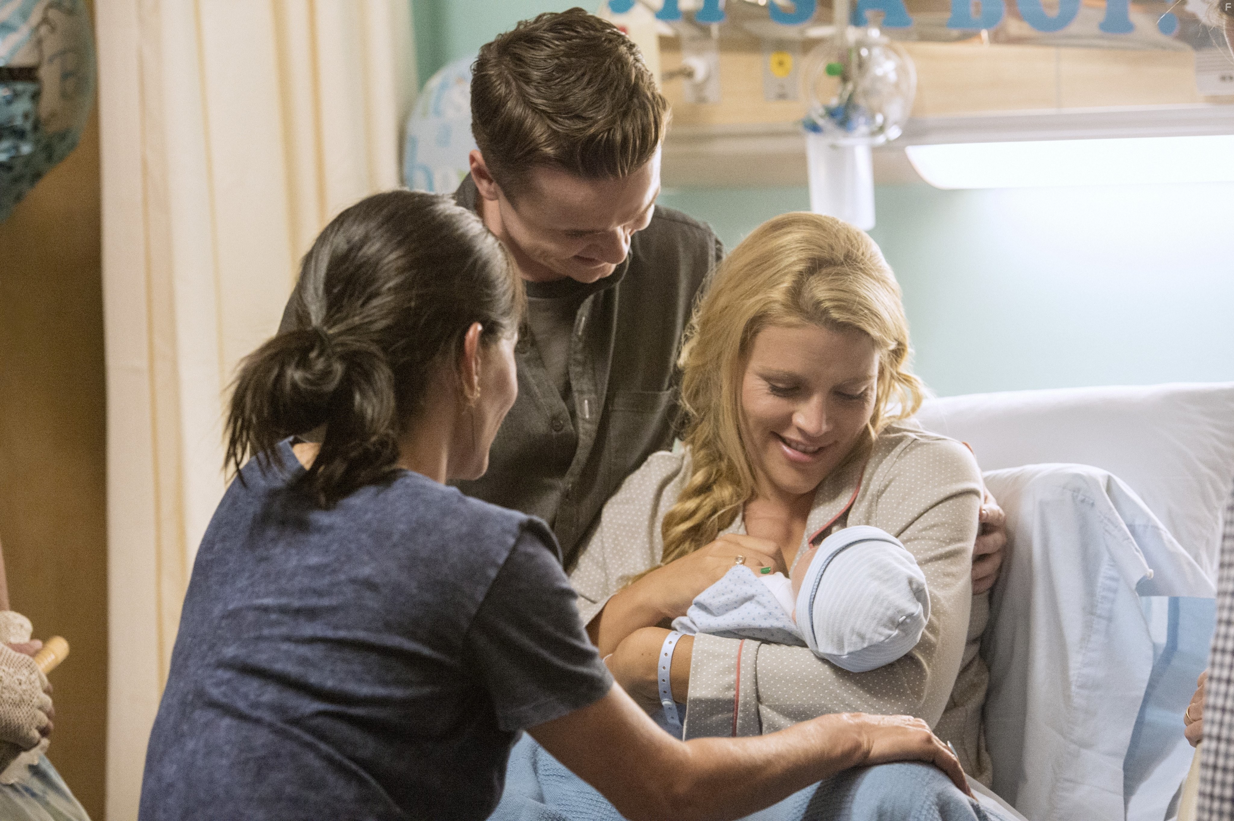 Courteney Cox, Busy Philipps, and Dan Byrd in Город хищниц (2009)