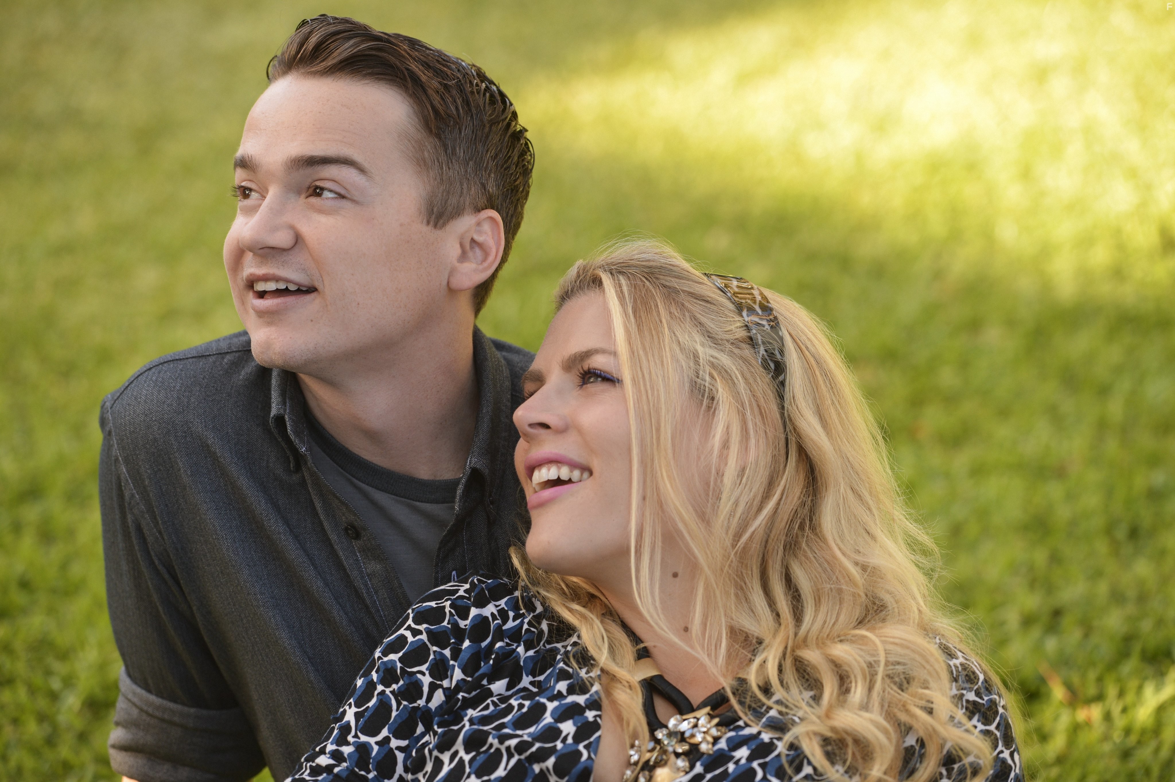 Busy Philipps and Dan Byrd in Город хищниц (2009)