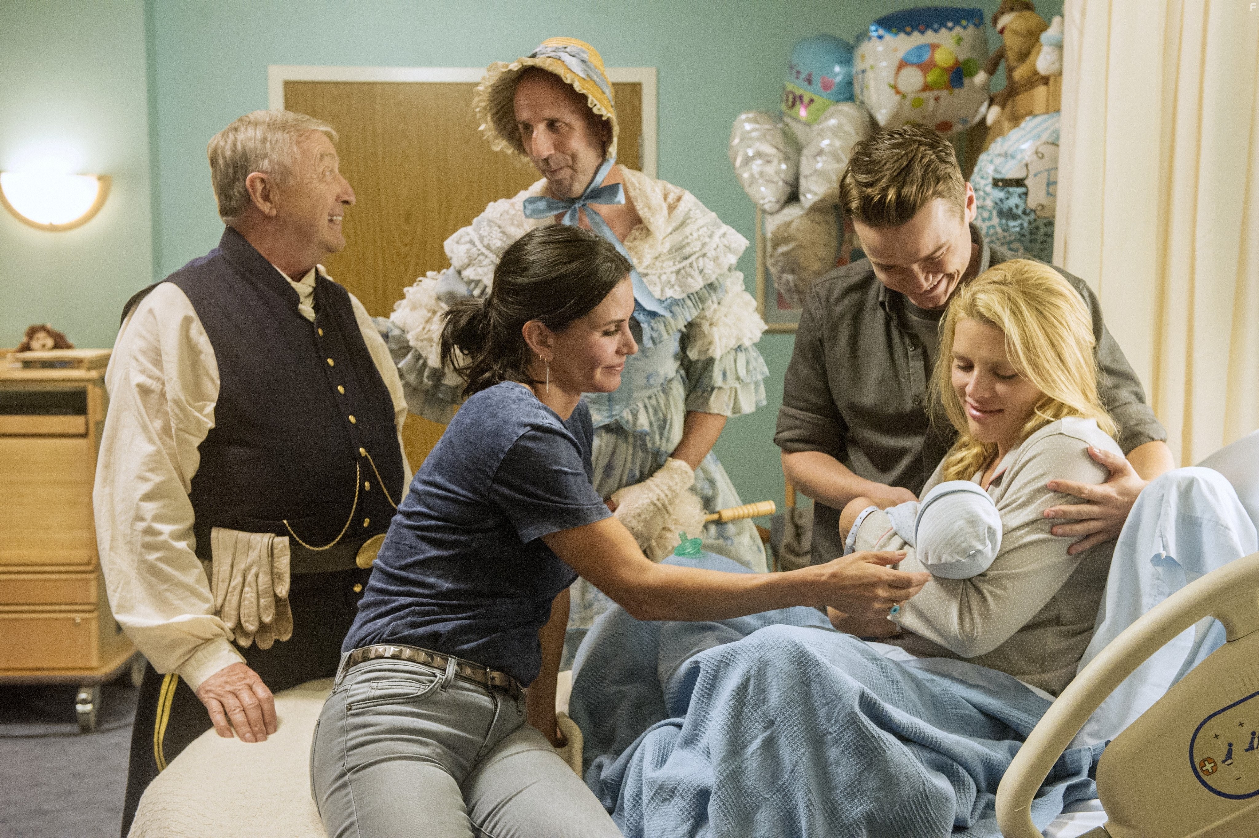 Courteney Cox, Bob Clendenin, Busy Philipps, Dan Byrd, and Ken Jenkins in Город хищниц (2009)