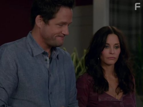 Courteney Cox and Josh Hopkins in Город хищниц (2009)