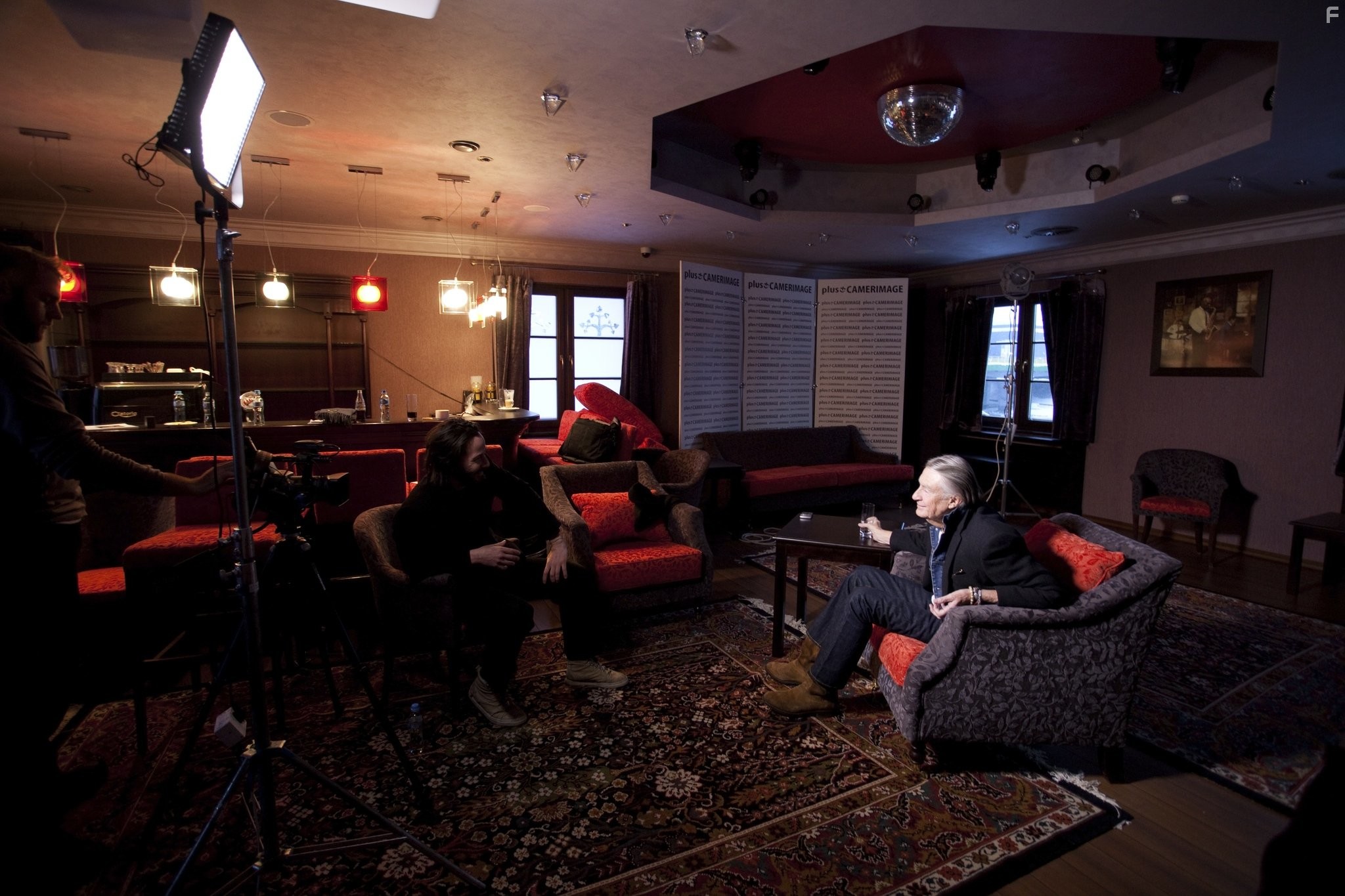 Keanu Reeves and Joel Schumacher in Бок о бок (2012)