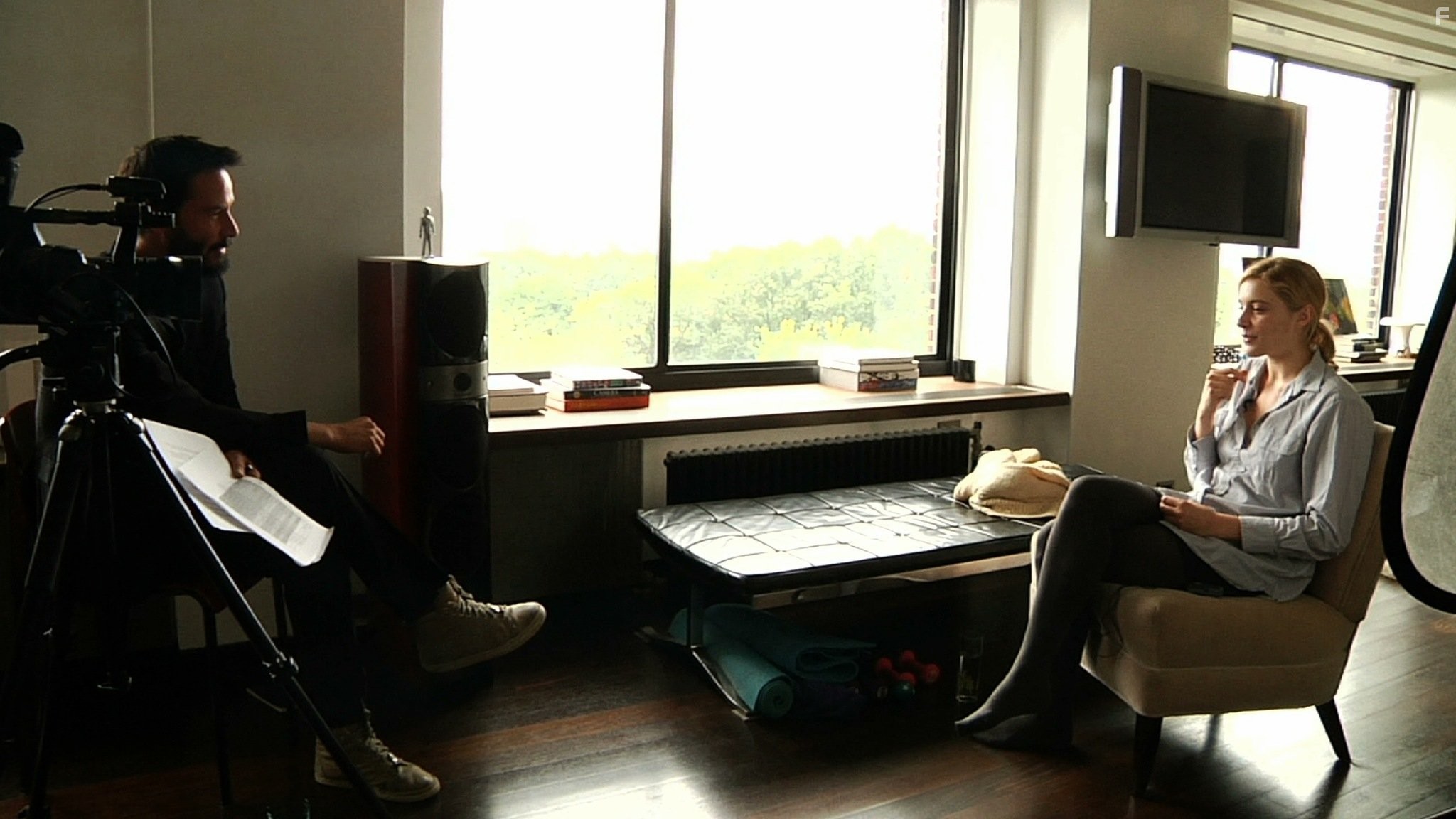 Keanu Reeves and Greta Gerwig in Бок о бок (2012)