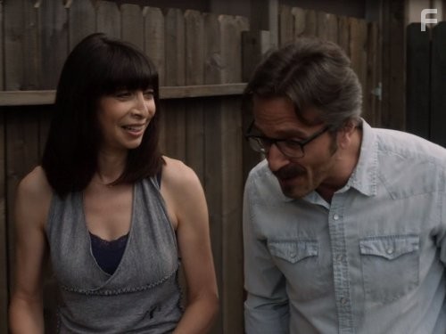 Illeana Douglas and Marc Maron in Мэрон (2013)